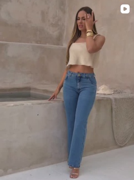 Look com blusa clara e calça jeans
