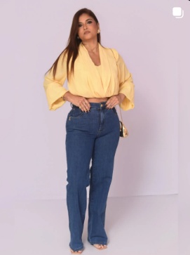 Look com camisa amarela e jeans